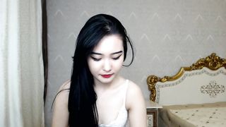 Korean Webcam Dame Dances to Kpop