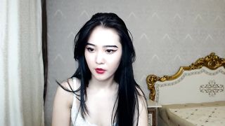 Korean Webcam Dame Dances to Kpop