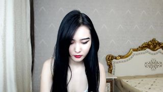 Korean Webcam Dame Dances to Kpop
