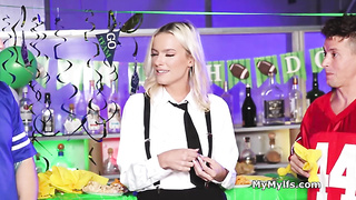 Barmaids crevices getting freeused by 2