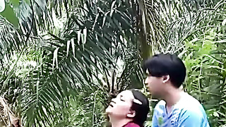 Viral Sejoli Di Hutan