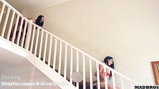 Deux Belles Amies Françaises Se Retrouvent Pour Se Faire Baiser Ensemble Tout...