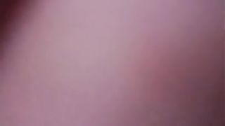 按摩院男技师被人举报进行私处保健直播，30岁左右的无毛少妇抠几下就让干