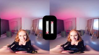 VRCosplay Ebony Widow Help's Hulk to Destress