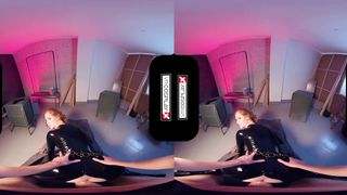 VRCosplay Ebony Widow Help's Hulk to Destress