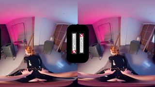 VRCosplay Ebony Widow Help's Hulk to Destress