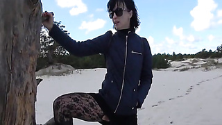 Amateur COUGAR Wanilianna Peeing in Tights Outdoor Dune Fetish