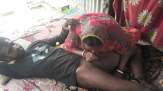 Fresh bhabhi ne khana banaa kar bulane aaya to chudai ki