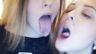Web Cam Femmes Exchanging Slobber