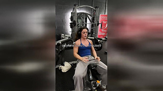 18yo Gym Lady Sprays on Insta Live