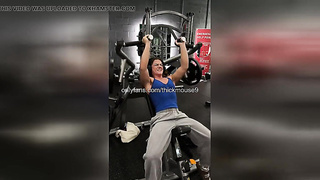 18yo Gym Lady Sprays on Insta Live