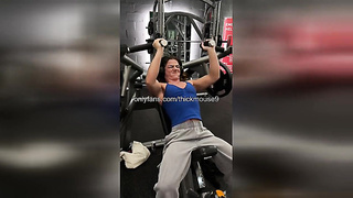 18yo Gym Lady Sprays on Insta Live
