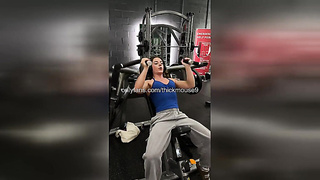 18yo Gym Lady Sprays on Insta Live