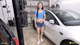 Kiki King Roadside Service: Taiwanese Bombshell Romps for Repairs