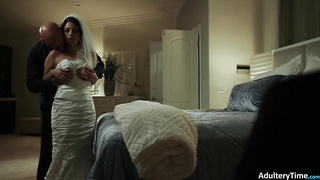 Wifey Penelope Cuckolds Hubbby With Stud