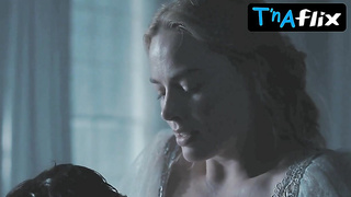 Margot Robbie Wondrous Vignette in wuthering Heights