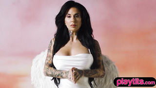 Bootylicious tatted COUGAR flashes off huge titties