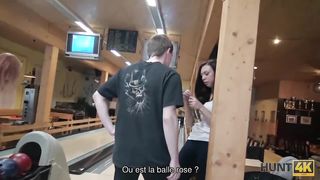 HUNT4K. Hunter cherche du sexe genial pour de largent au bowling
