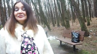 Пара молодого и милфы гуляют в осеннем лесу, красивый минет, сперма в рот