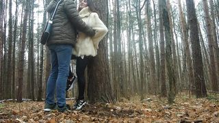 Пара молодого и милфы гуляют в осеннем лесу, красивый минет, сперма в рот