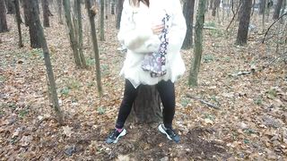 Пара молодого и милфы гуляют в осеннем лесу, красивый минет, сперма в рот