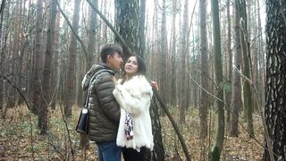 Пара молодого и милфы гуляют в осеннем лесу, красивый минет, сперма в рот