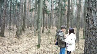 Пара молодого и милфы гуляют в осеннем лесу, красивый минет, сперма в рот