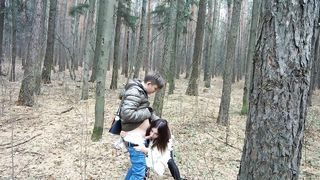 Пара молодого и милфы гуляют в осеннем лесу, красивый минет, сперма в рот