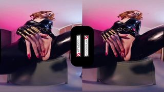 VRCosplay Ebony Widow Help's Hulk To Destress