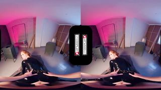 VRCosplay Ebony Widow Help's Hulk To Destress