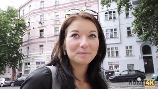 HUNT4K. Das abenteuerlustige Denisse ist glucklich, in Prag Hook-Up