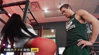 Brazzers - Huge culo Romi Rain gets bum boned at the gym