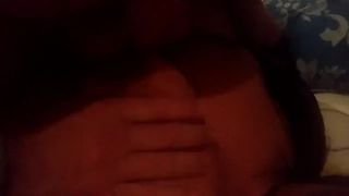 Me lo come y se corre en mis tetas grandes.