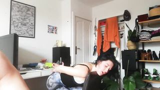 Etudiante soumise punie attaché se fait baiser la bouche en gorge profonde