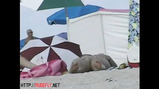 Beach hotties suspend out bare below the sun