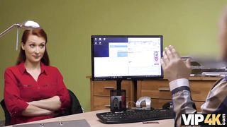 VIP4K. Agent schraubt die vollbusige Rothaarige Isabella Lui