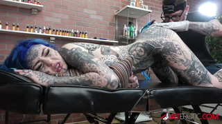 Tatted honey with blue hair, Amber Luke is getting poked to pay for a fresh tat