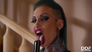 Ample titties fetish Goddess Calisi Ink packs her widely opened vagina with yam-sized fuck stick