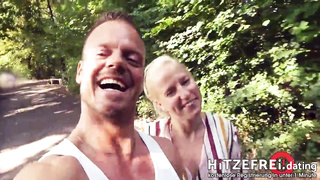 Random Stud Bodo POKES Cougar Bitch Jana Schwarz in Park hitzefrei.dating