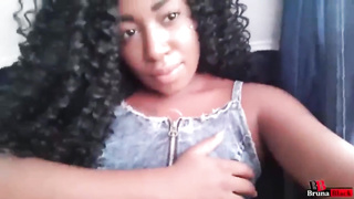 Estava brincando no ônibus de viagem - Bruna Dark-Hued - EbonyFuckFinder.com