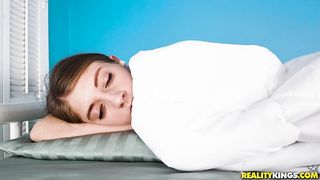 Teenage splashes her gf's mommy