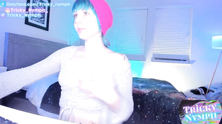 Hipster Cockslut Wiggles Her Bum