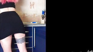 Rosy haired girl is demonstrating her arse in front of the camera, before milking like insane