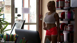 Kayla Green is a smoking red-hot towheaded who is always in the local gym, looking for distress