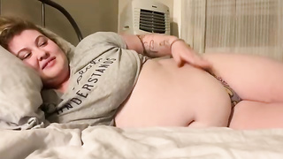 Nasty ash-blonde PLUS-SIZE is posing on live webcam with her abdomen unsheathed, just for joy