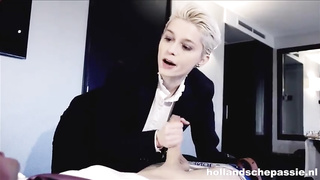 Mila Milan neukt faced de baas