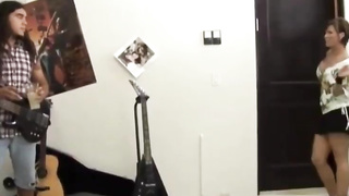 drummers steaming mommy gets pummeled by lead singer