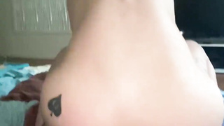 JE ME FAIS JOUIR PAR LE CUL ET LA CHATTE EN SAUTANT SUR SA GROSSE NIBBLE, JE LE FAIS JOUIR AVEC MES PIEDS