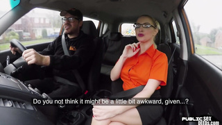 English spex babe publicly blows guy in car
