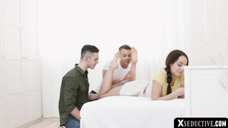 Kinky babe spitroasted in a devils threeway